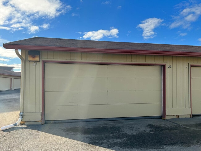 Building Photo - 10260 Jamestown Dr