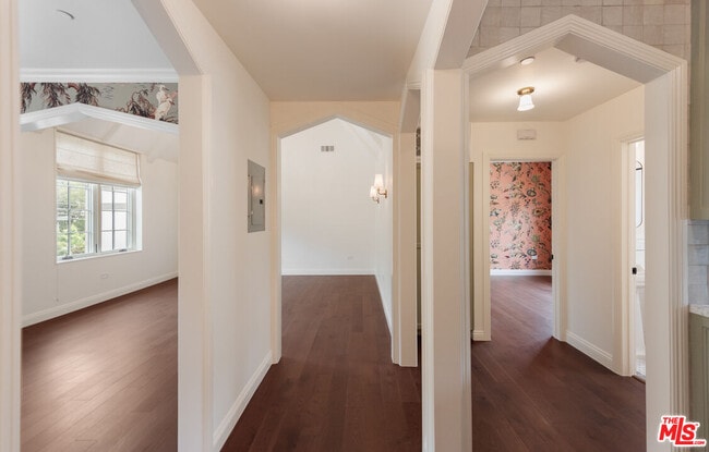 Building Photo - 2607 Beachwood Dr