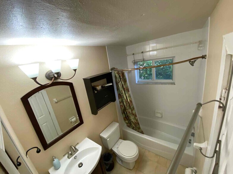 Building Photo - 211 Circle Dr