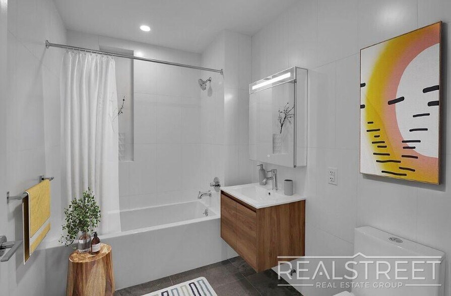 Building Photo - Stunning 2Bed 2Bath Apt with Private Balcony Prime location off the L next to McCarren Park