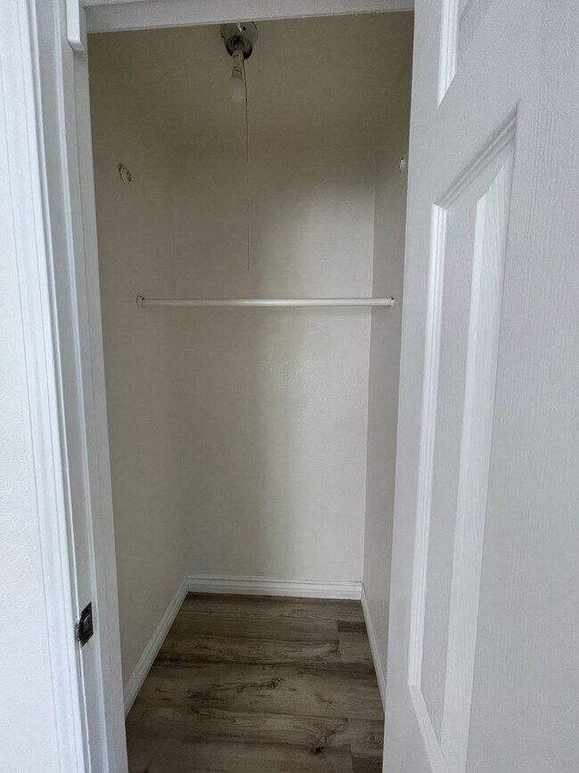 Building Photo - Large Upper 1 Bedroom 1 Bath in Long Beach!