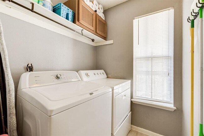 Building Photo - 17331 Red Oak Dr