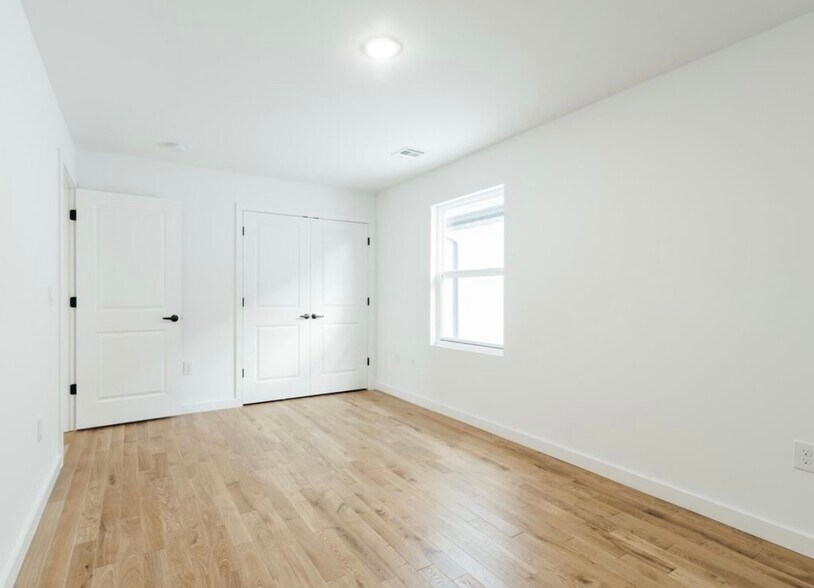 Building Photo - 716 Seaport Dr