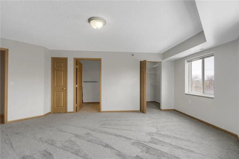 Building Photo - 1321 Lake Dr W