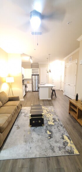 Spacious living room & full kitchen with all appliances - 330 Ardmore Circle NW
