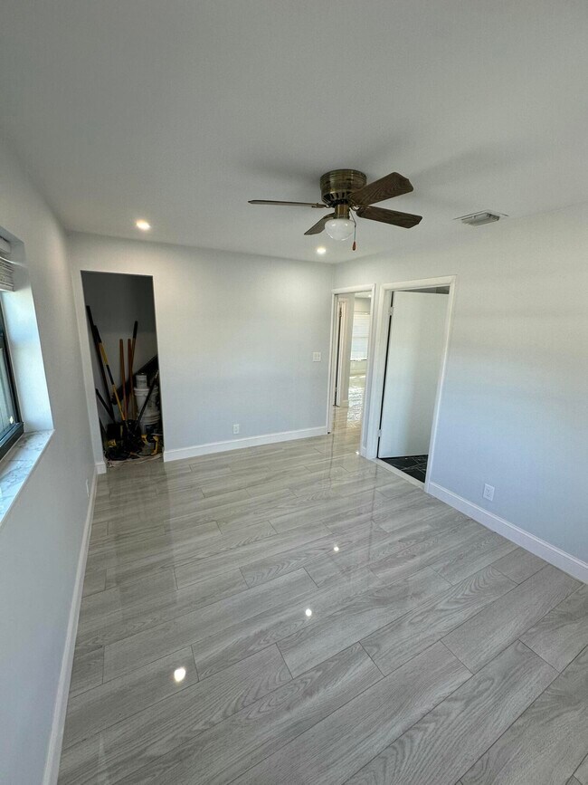 Building Photo - 122 SW 12th Ave