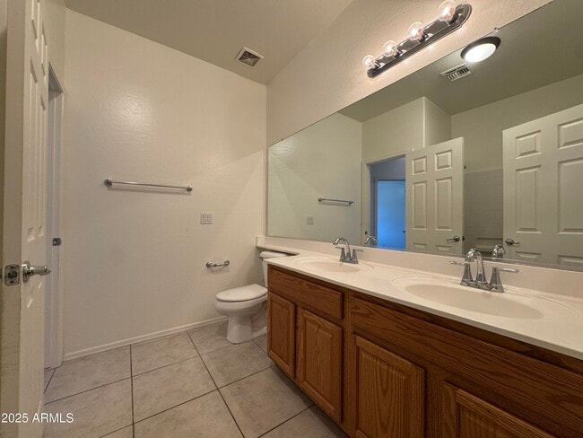 Building Photo - 3323 E Roadrunner Dr