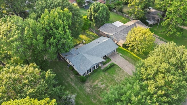 Building Photo - 4009 Springlake Park Rd