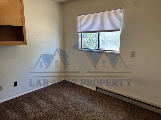 Building Photo - 4 Bed 1.5 Bath Townhouse Style Apartment
