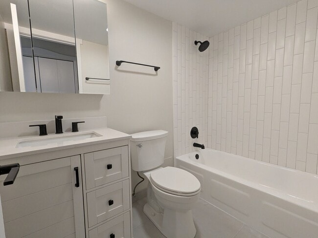 Building Photo - 1 Renaissance Pl