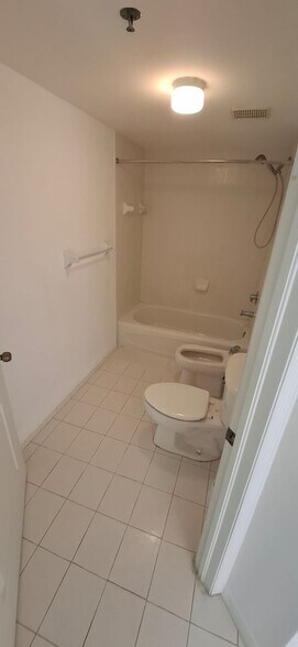 Building Photo - 9340 Fontainebleau Blvd