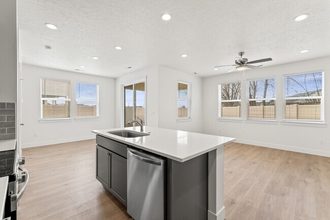 Building Photo - 1673 N Solterra Ln
