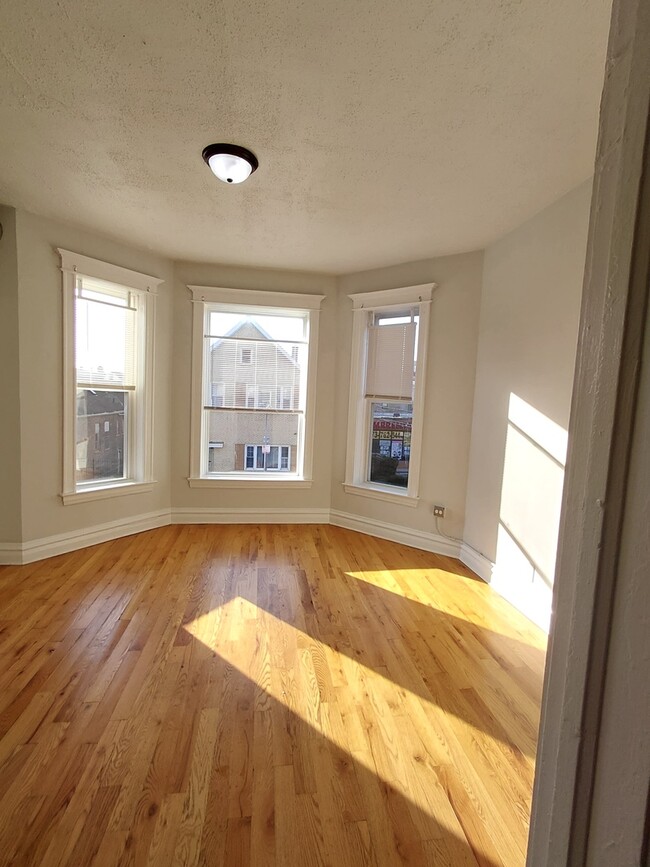 Building Photo - 2215 S Albany Ave