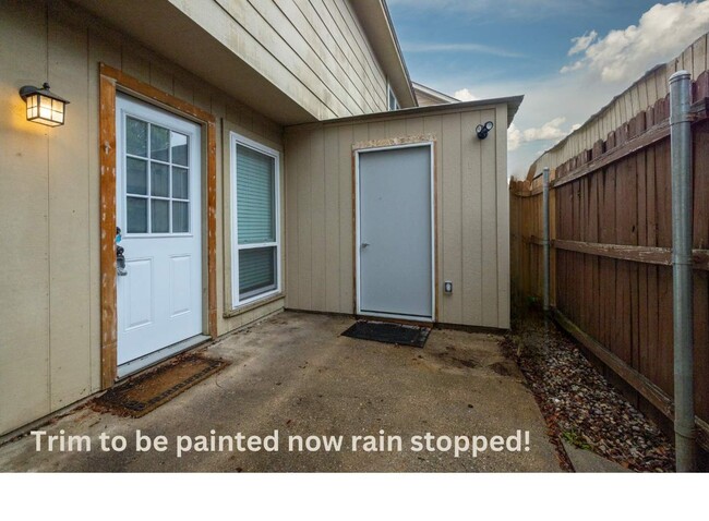 Building Photo - Remodeled Townhome with Granite & Stainless appliances