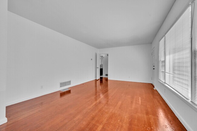 Building Photo - 204 3rd Ave
