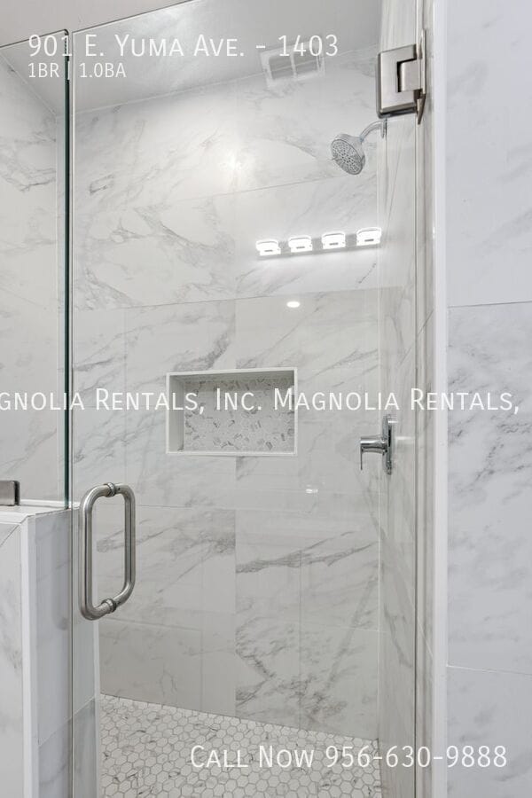 Building Photo - 901 E Yuma Ave