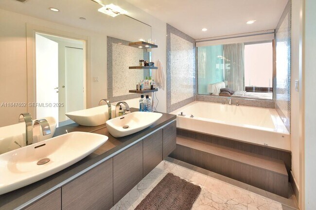 Building Photo - 200 Biscayne Blvd Way