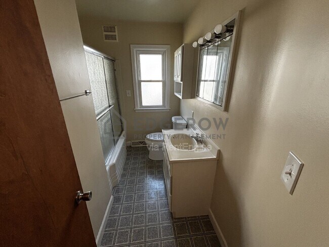 Building Photo - 901 Cricklewood St SW