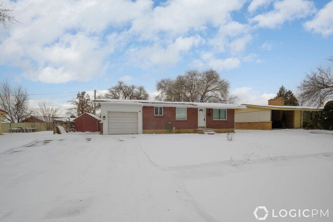 Primary Photo - Stunning Single Family Home In Excellent L...