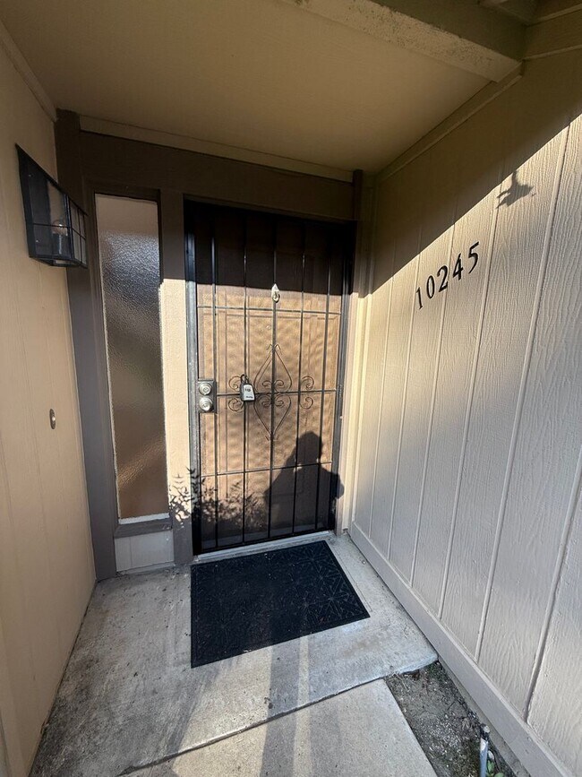 Building Photo - 3 Bedroom, 2.5 Bath Two-Story Townhome in Tierrasanta