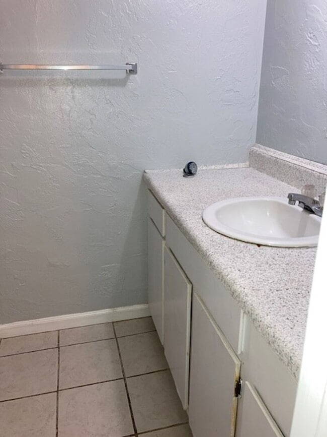 Building Photo - * MOVE IN SPECIAL * 1/2 OFF 2ND MONTH'S RENT!! Location, location, location! 876 SF Unit- 1 bd/ 1...