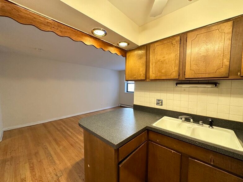 Building Photo - 533 W Aldine Av