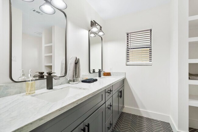 Building Photo - 3327 Freshmeadows Dr