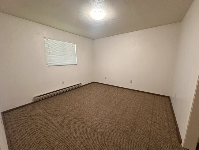 Building Photo - Upstairs 2 bed, 1 bath Apartment