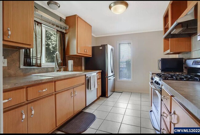 Building Photo - Available Now! 5 bedroom house with large yard and RV parking!