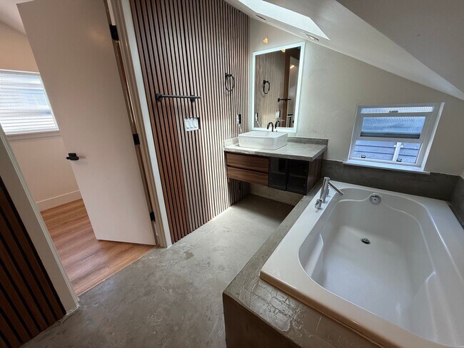 Building Photo - Modern Townhome Just One Block from Green ...