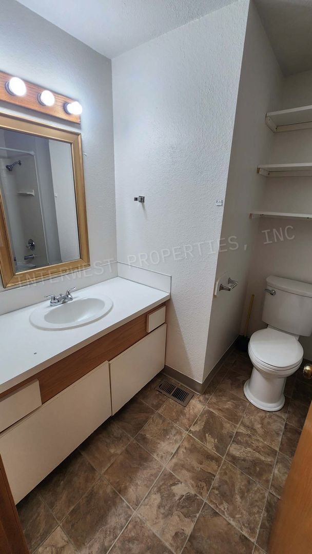 Building Photo - *1/2 OFF 1ST MONTH'S RENT* 3 Bed 2 Bath Beaverton Home with big backyard, storage shed, A/C and f...