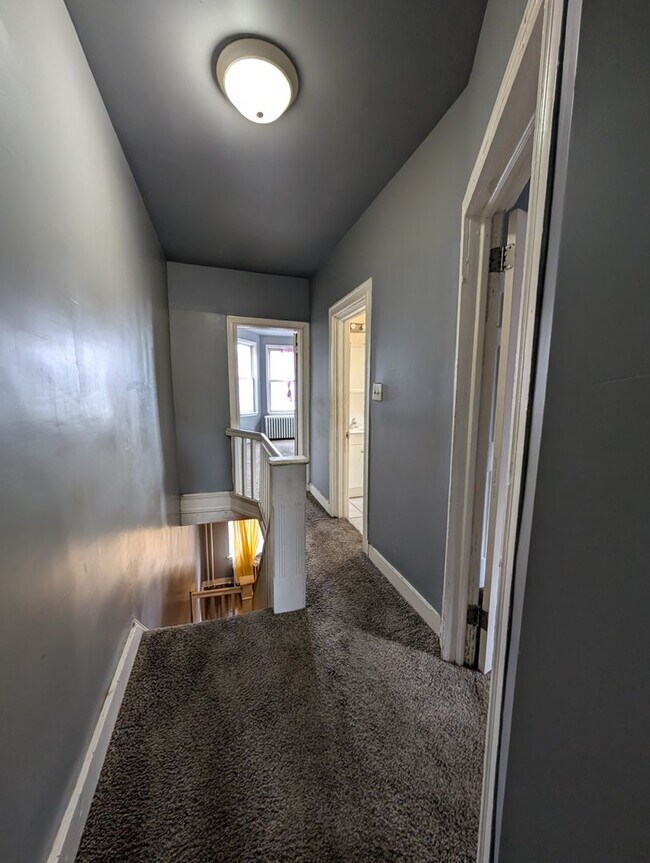 Building Photo - Well-maintained home.