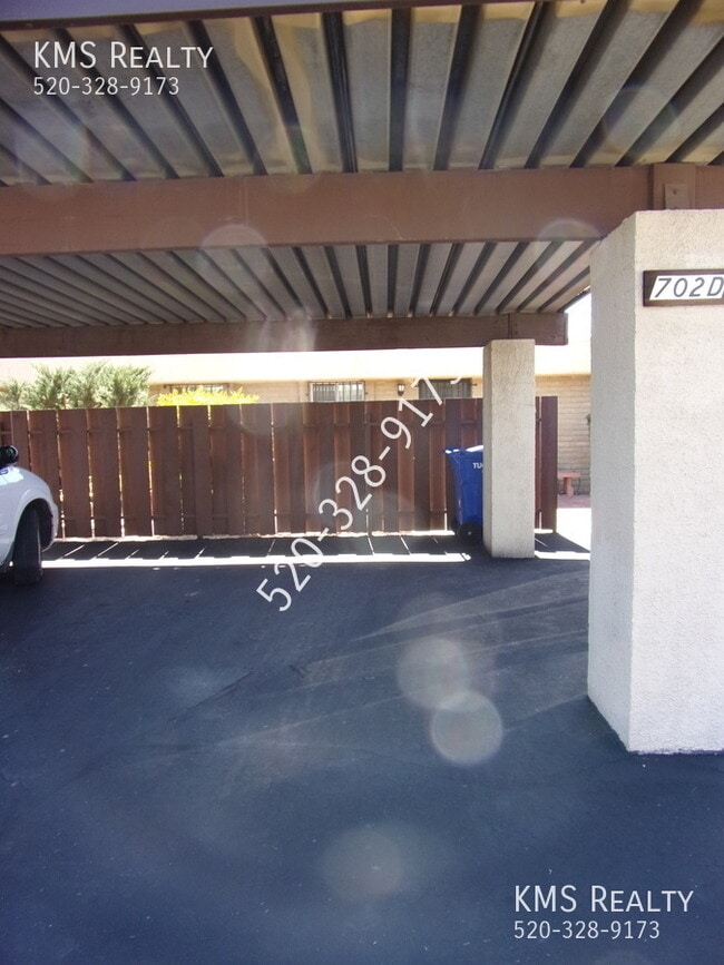 Building Photo - 702 S Pantano Rd