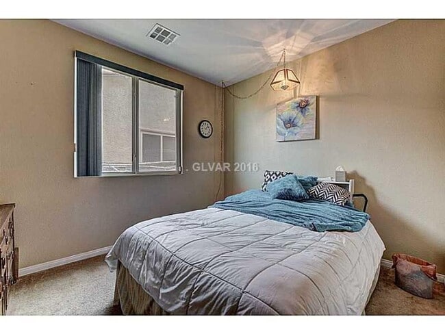 Building Photo - Stunning & Spacious Home with Park Views and Pool!