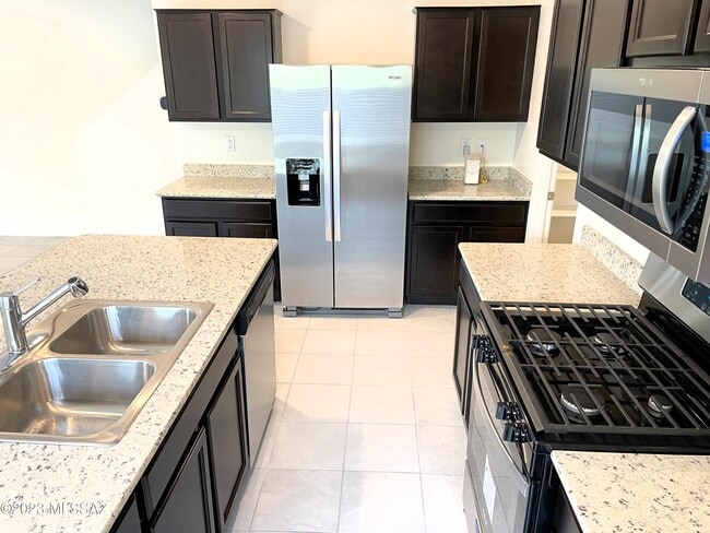 Building Photo - 1127 E Cairn St