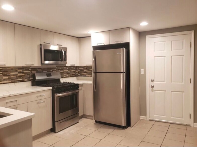 Building Photo - 2214 N Mango Ave