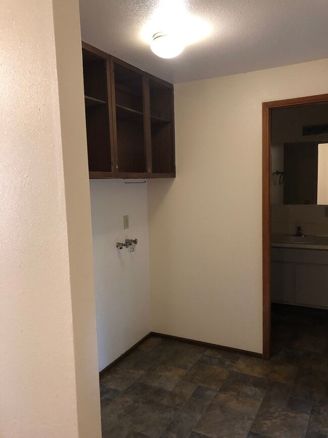 Building Photo - Spacious NW Corvallis Duplex -   3 Bedroom...