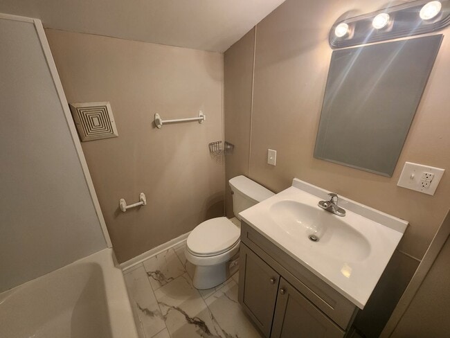 Building Photo - 651 Lincoln Way W