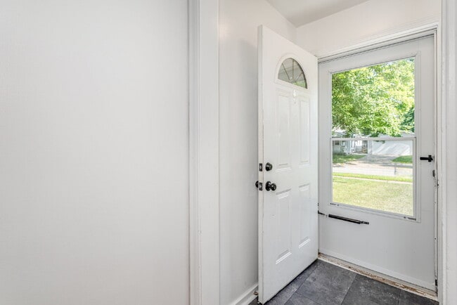 Building Photo - 2 Bedroom Duplex  $1050/Month