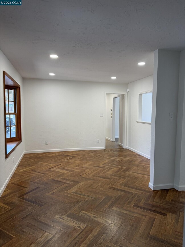 Building Photo - 2994 Roundhill Rd