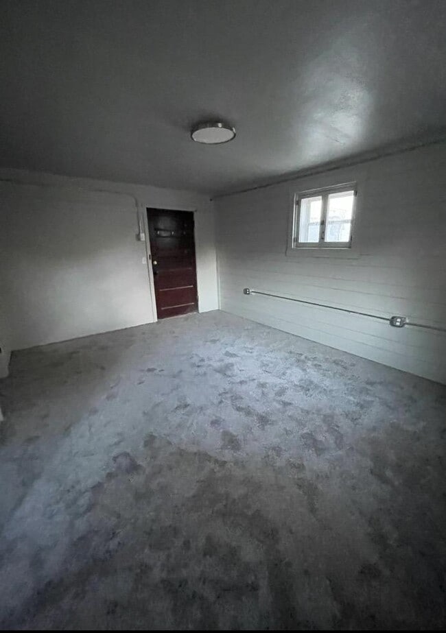 Building Photo - Best Apartments