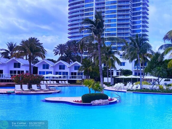 Building Photo - 100 South Pointe Dr