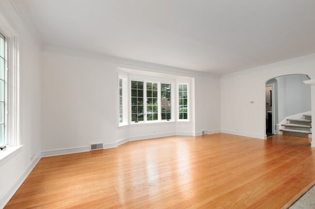 Building Photo - 9445 Avers Ave