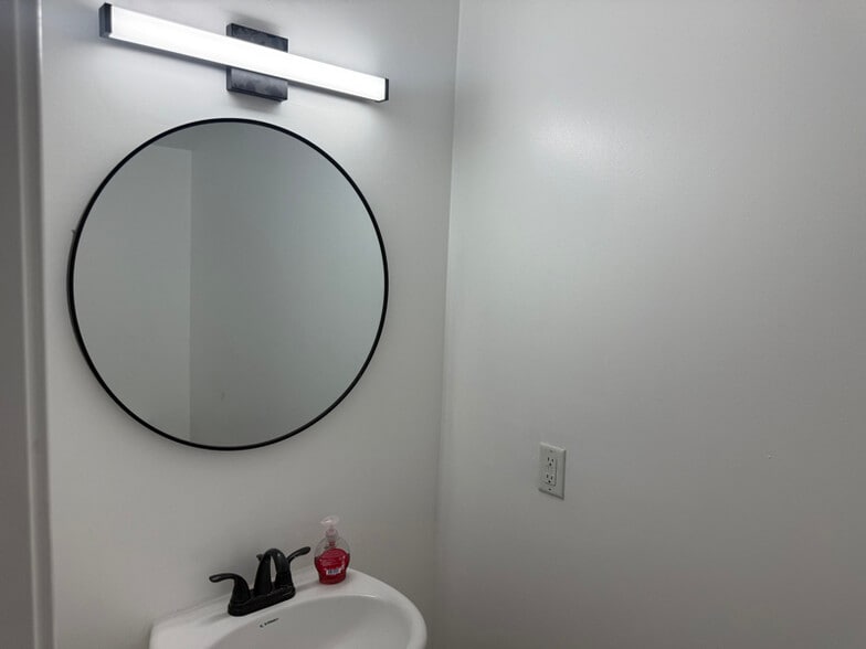 Building Photo - 1800 Beckett Dr