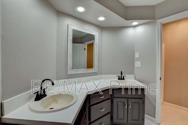 Building Photo - 740 S Lake Cir