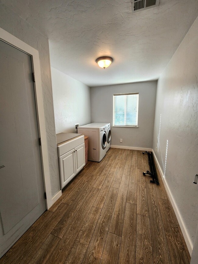 Building Photo - 549 Chetco Ave