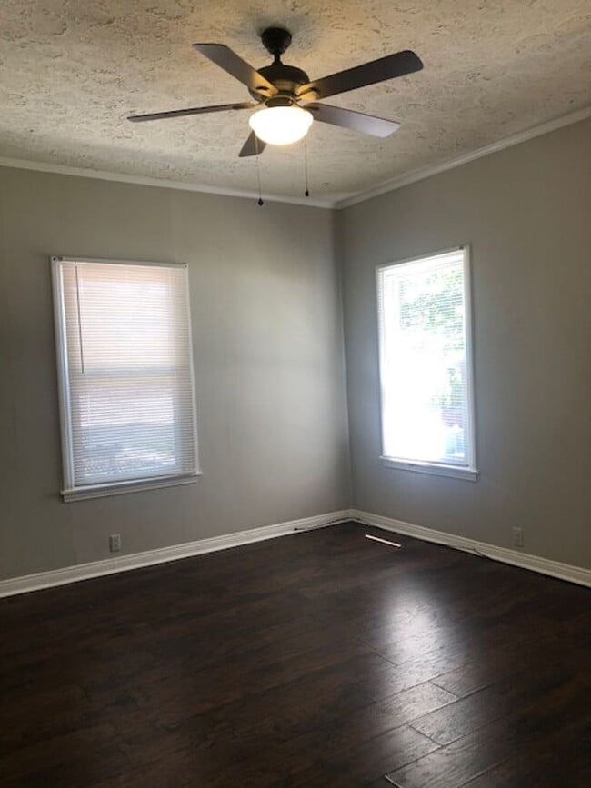 Building Photo - 2 BR, 1 Bath Bungalow located 1 mile from ...