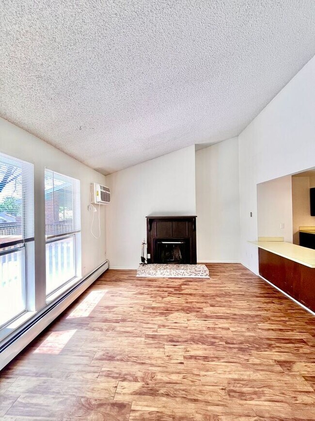 Building Photo - 1 Bed, 1 Bath Apartment!