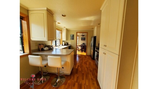 Building Photo - HUGE 5-BEDROOM home with separate BONUS ROOM!!  Large fenced yard!!!