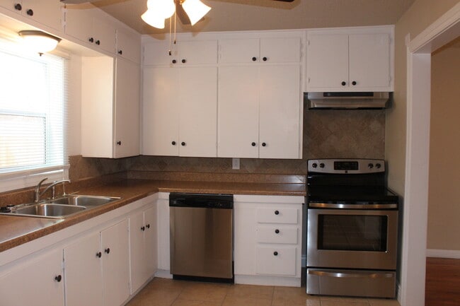 Building Photo - PRE -LEASING FOR AUGUST ! 4 Bedroom/2 bath House 1.5 Miles from Texas Tech
